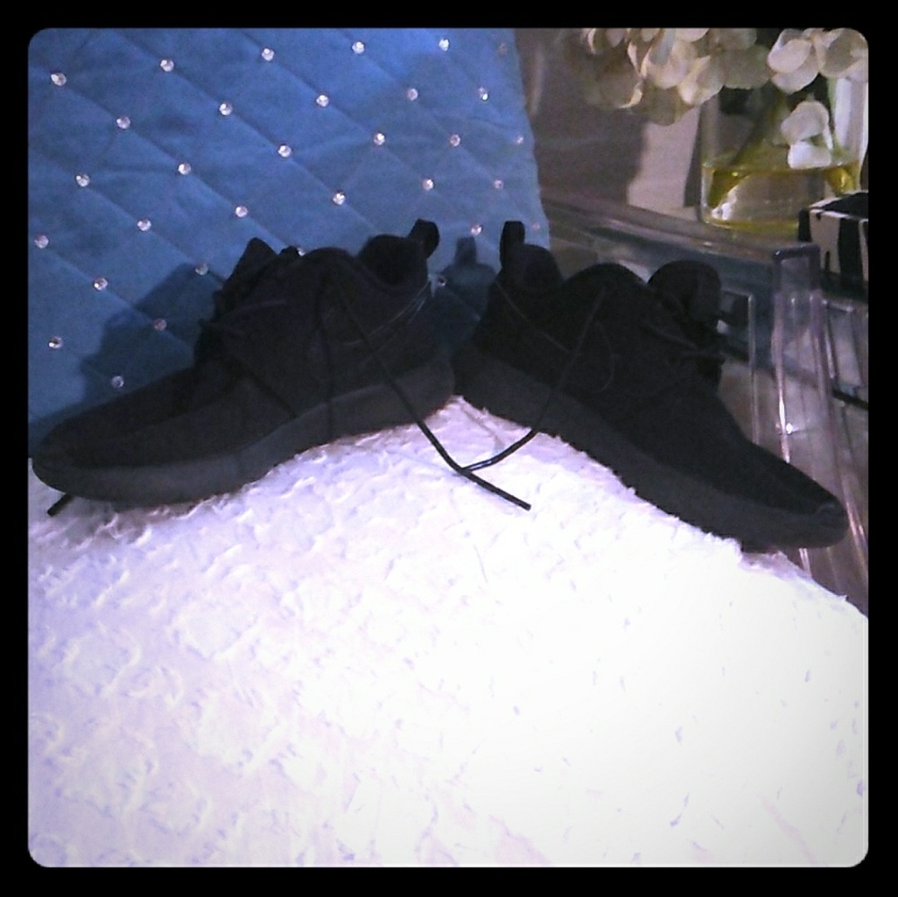 Nike Roshe One Uni Black Size 2Y